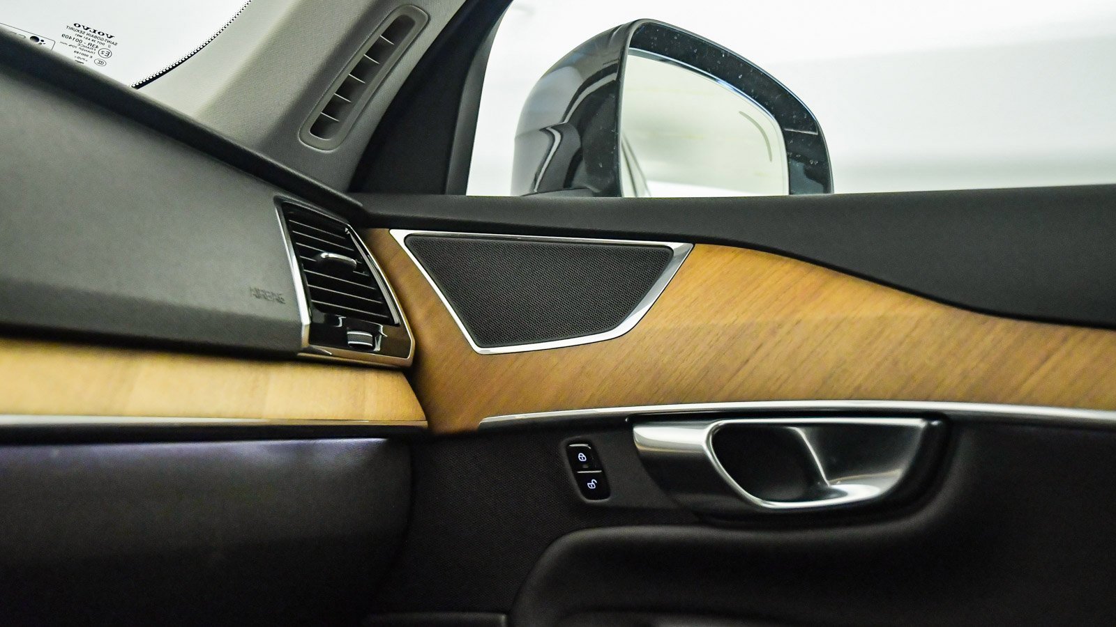 Certified 2025 Volvo XC90 B6 Plus image 29