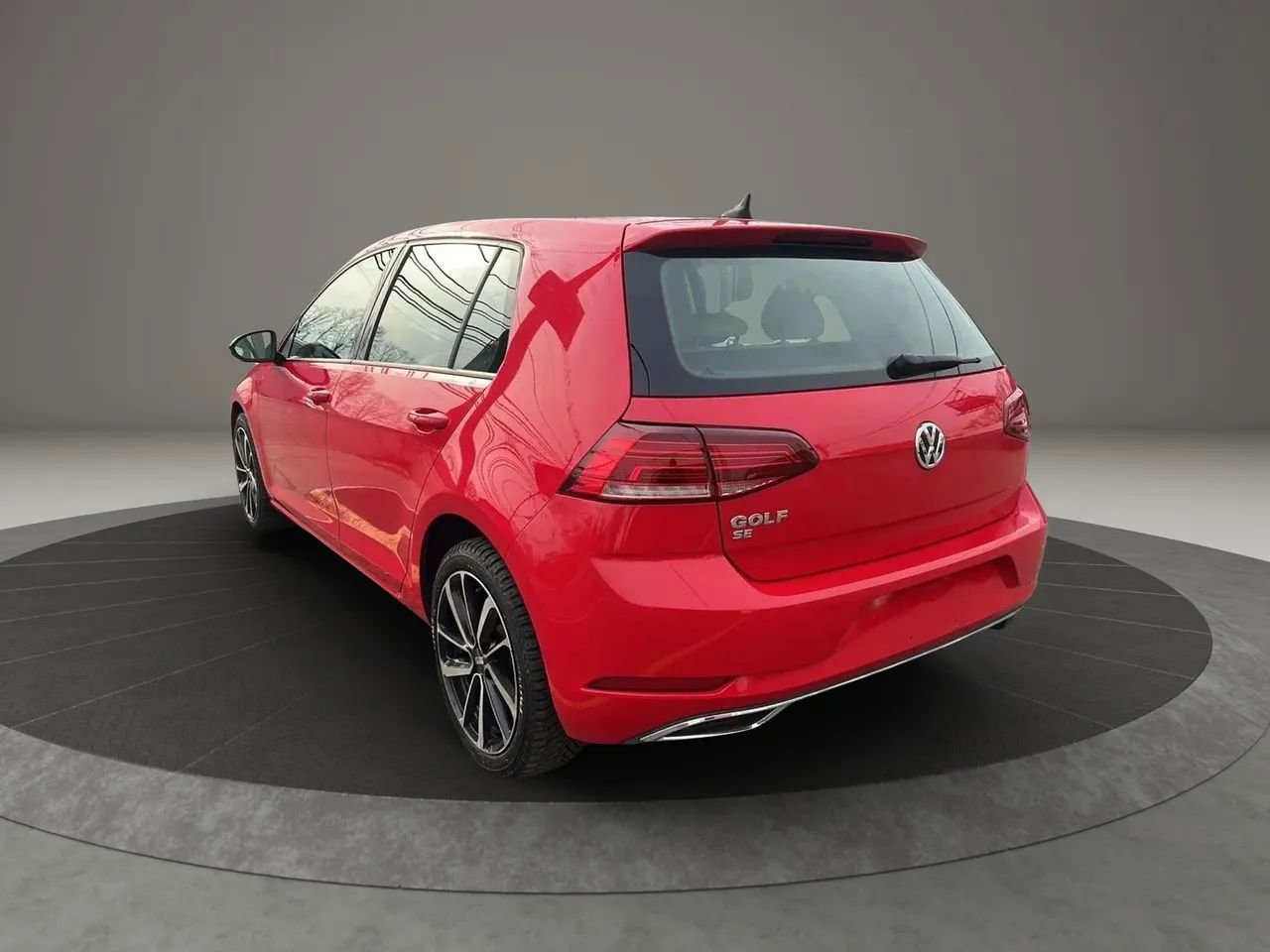 Used 2019 Volkswagen Golf SE image 7