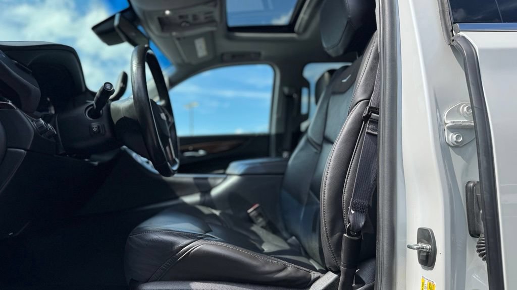 Used 2016 Cadillac Escalade Luxury AWD/4WD image 24