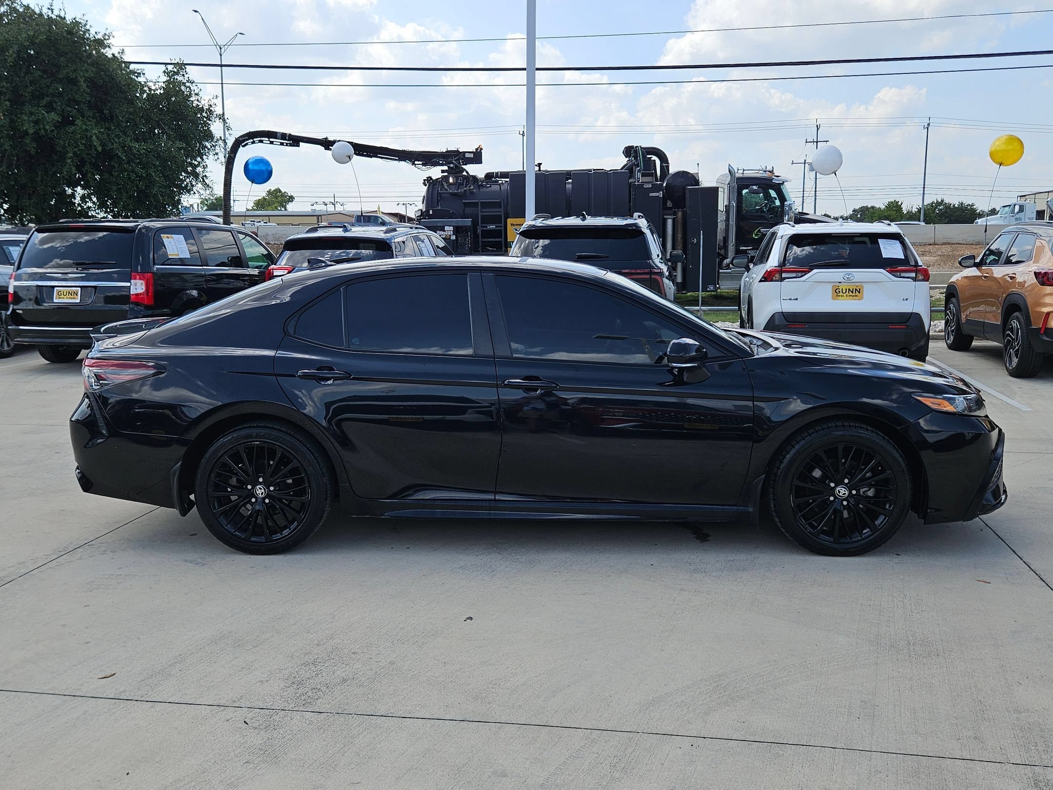 Used 2022 Toyota Camry SE FWD image 2