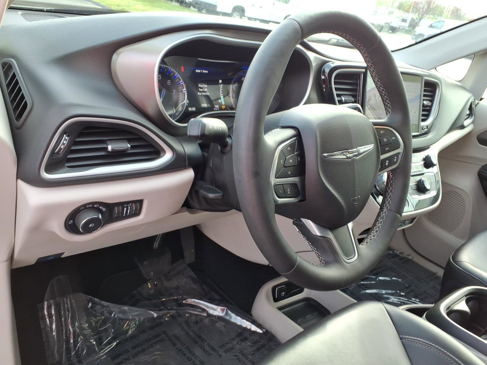 Used 2024 Chrysler Pacifica Touring-L image 8