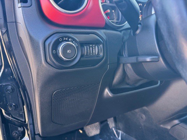 Used 2018 Jeep Wrangler Unlimited Rubicon w/ Dual Top Group AWD/4WD image 13