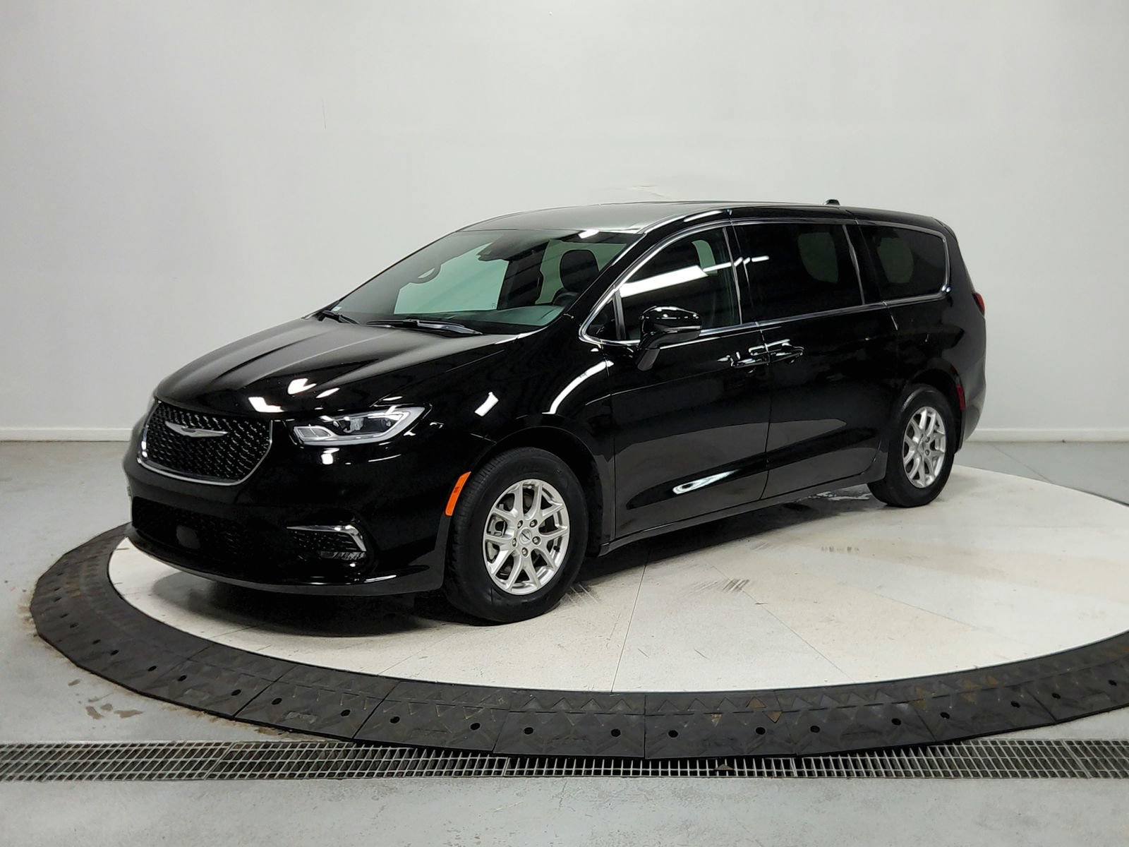 Used 2025 Chrysler Pacifica Select FWD image 4