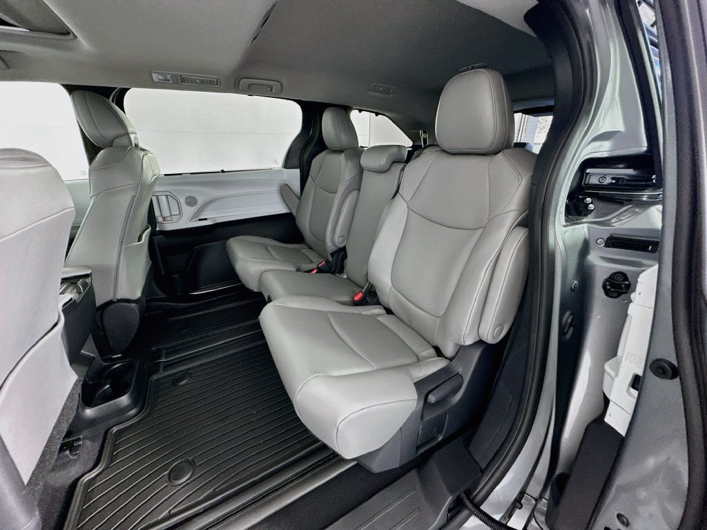 Used 2026 Toyota Sienna XLE FWD image 25