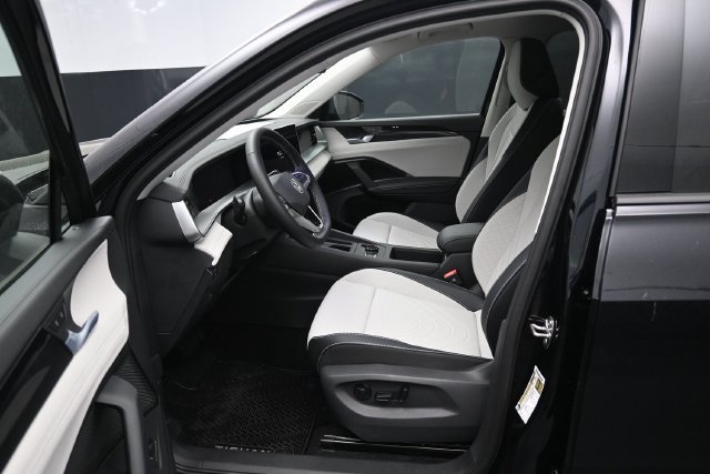 New 2026 Volkswagen Tiguan SE FWD image 9