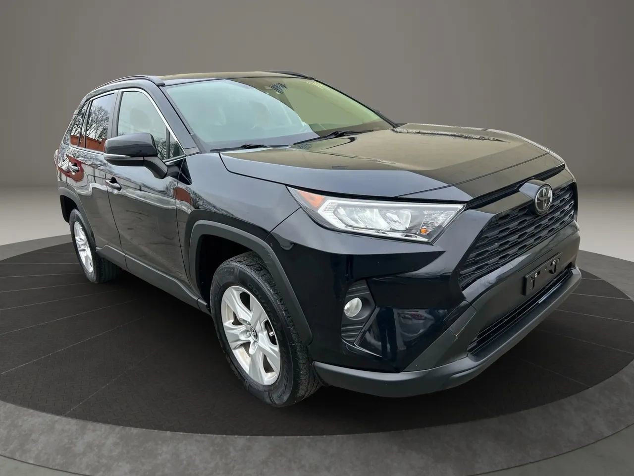 Used 2020 Toyota RAV4 XLE w/ XLE Grade Weather Package image 3