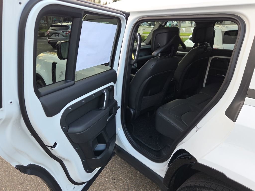 New 2026 Land Rover Defender 110 X-Dynamic SE image 15