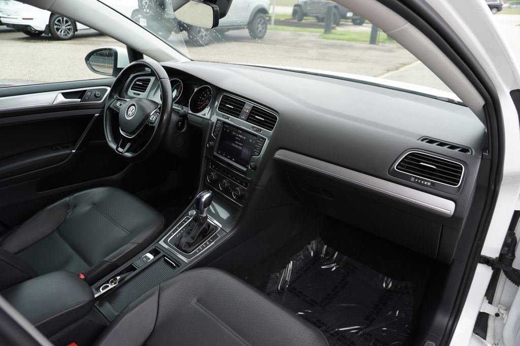 Used 2016 Volkswagen e-Golf SEL Premium w/ Driver Assistance Package FWD image 27