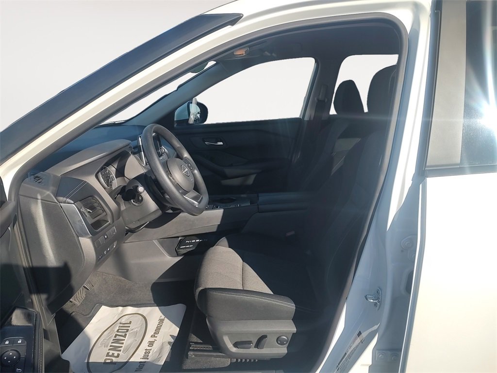 Used 2024 Nissan Rogue SV image 9