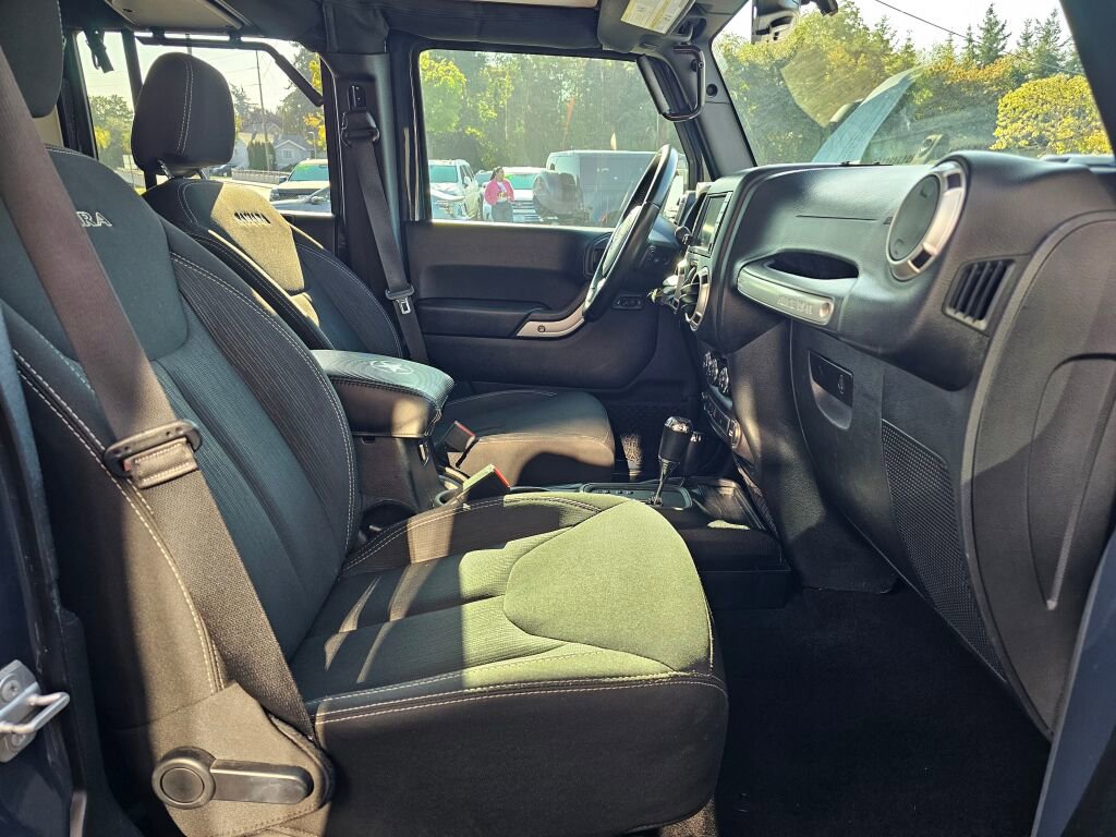 Used 2018 Jeep Wrangler Unlimited Sahara w/ Connectivity Group image 11