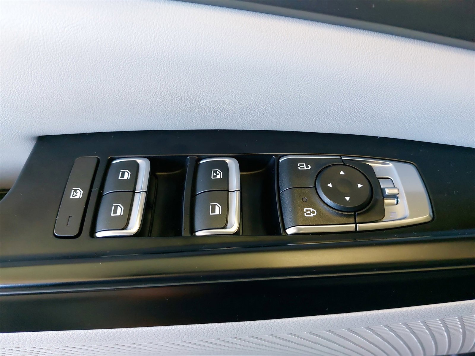 Used 2024 Kia Carnival LX image 33