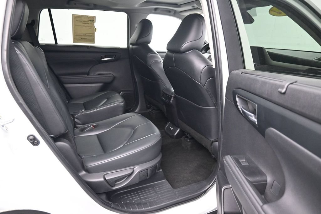 Used 2024 Toyota Highlander XLE FWD image 12