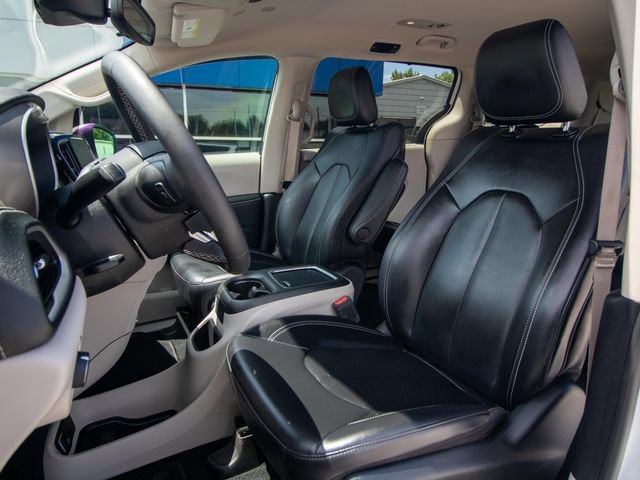 Used 2023 Chrysler Pacifica Touring-L FWD image 7
