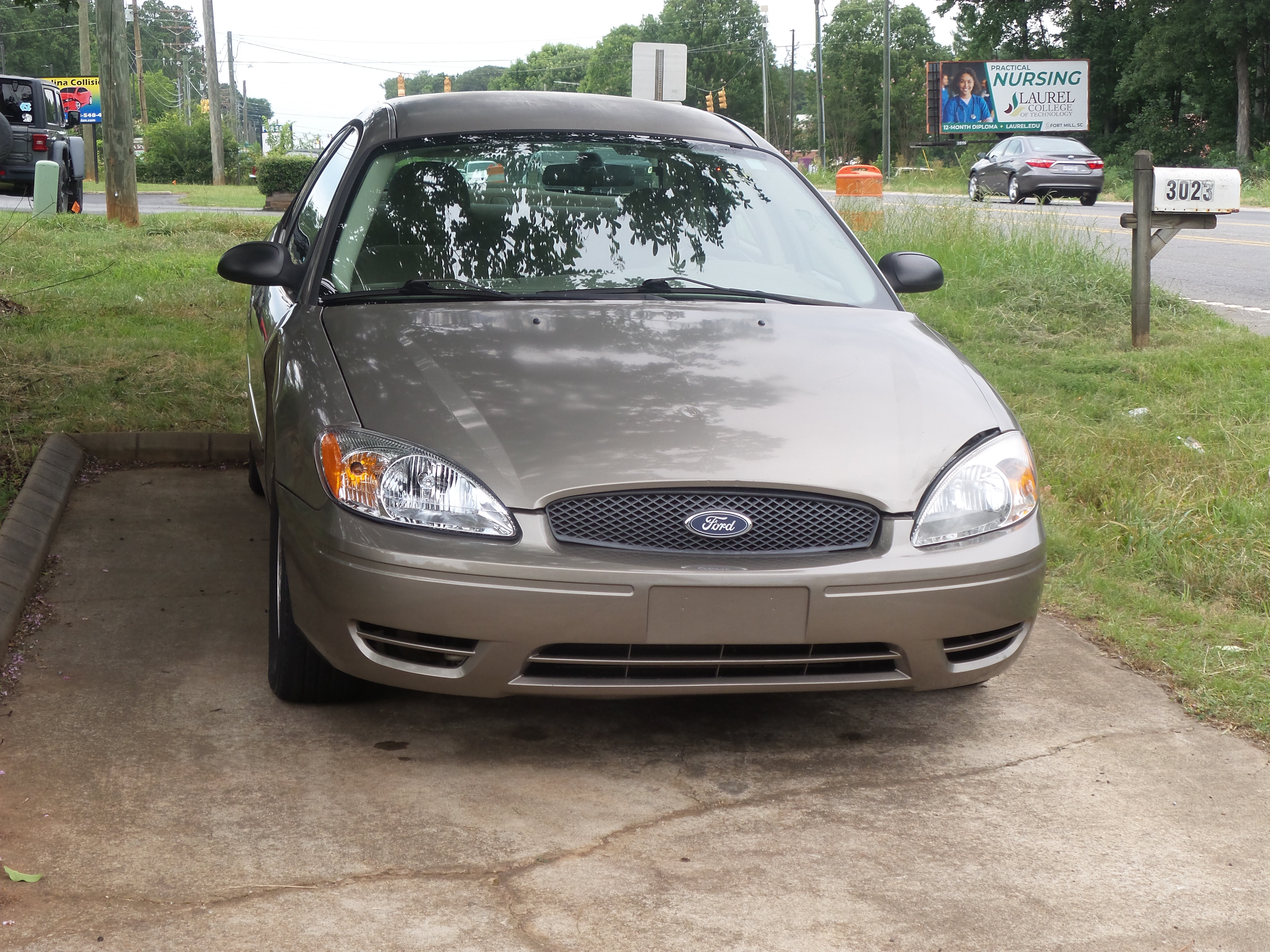 Used 2006 Ford Taurus SE FWD image 2