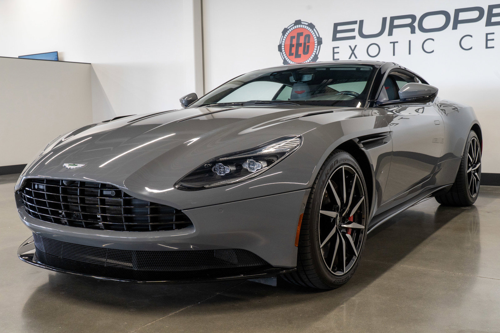 Used 2018 Aston Martin DB11 V12 RWD image 29