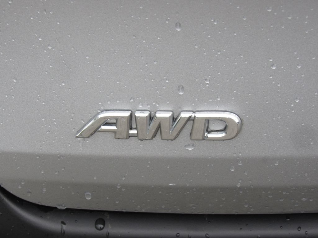 Used 2024 Toyota Sienna LE AWD/4WD image 9