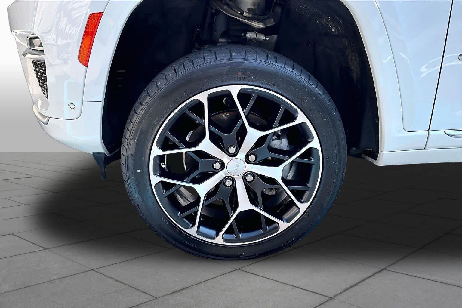 Used 2022 Jeep Grand Cherokee Summit AWD/4WD image 11