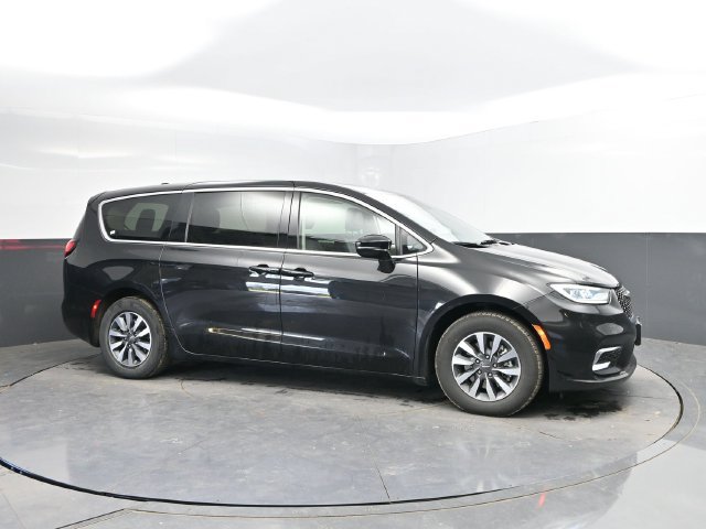 Used 2024 Chrysler Pacifica Limited FWD image 3