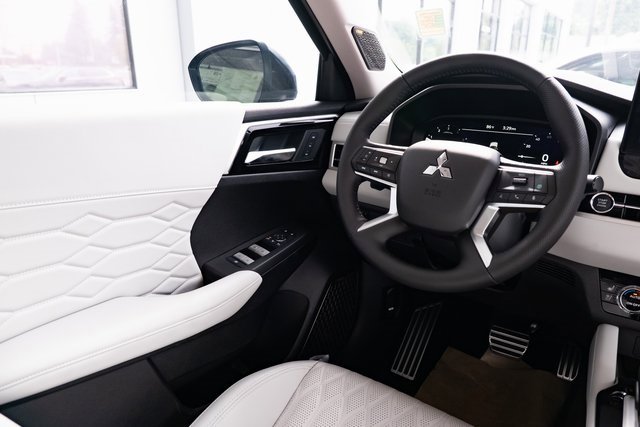 New 2025 Mitsubishi Outlander AWD image 12