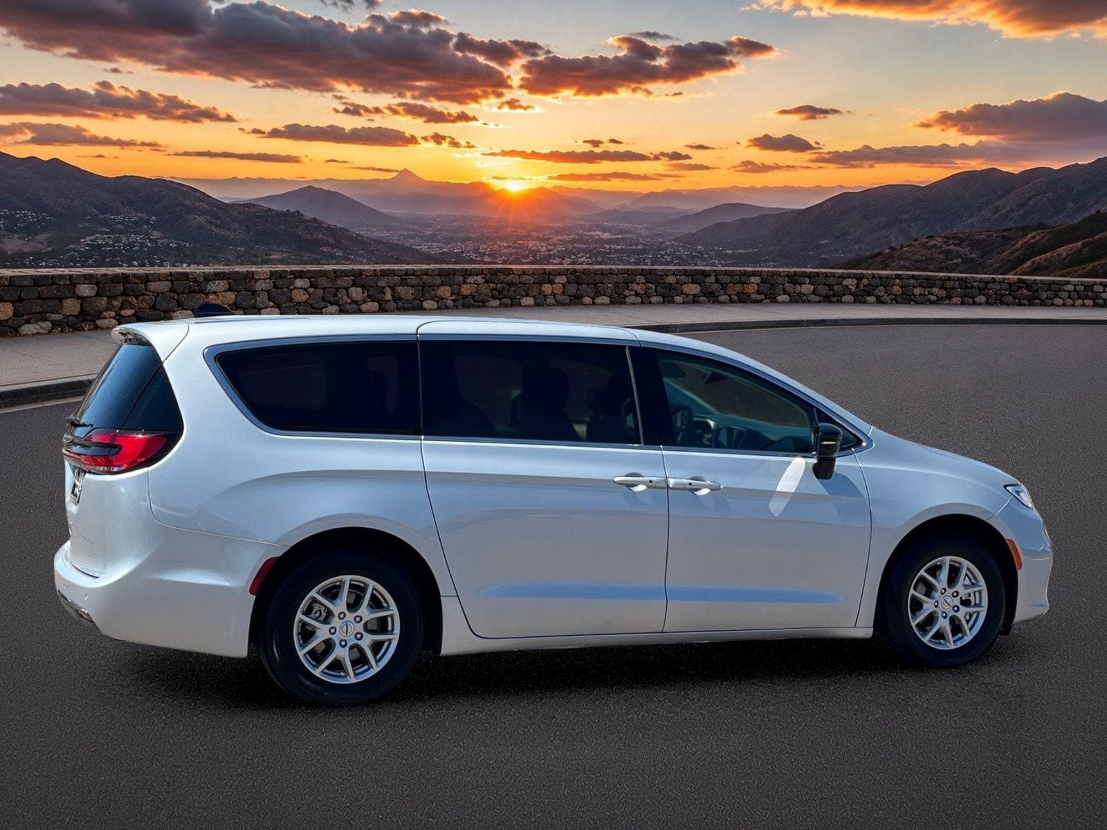 Used 2024 Chrysler Pacifica Touring-L FWD image 5