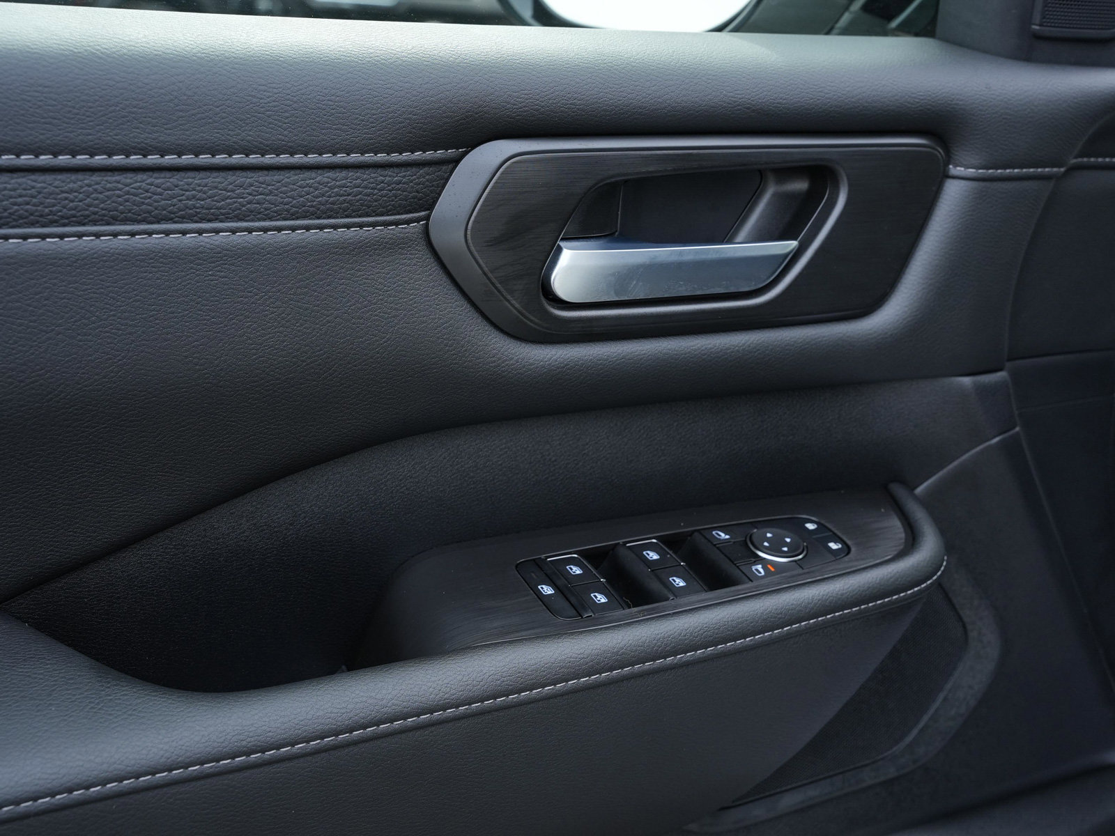 Used 2025 Nissan Armada SV image 11