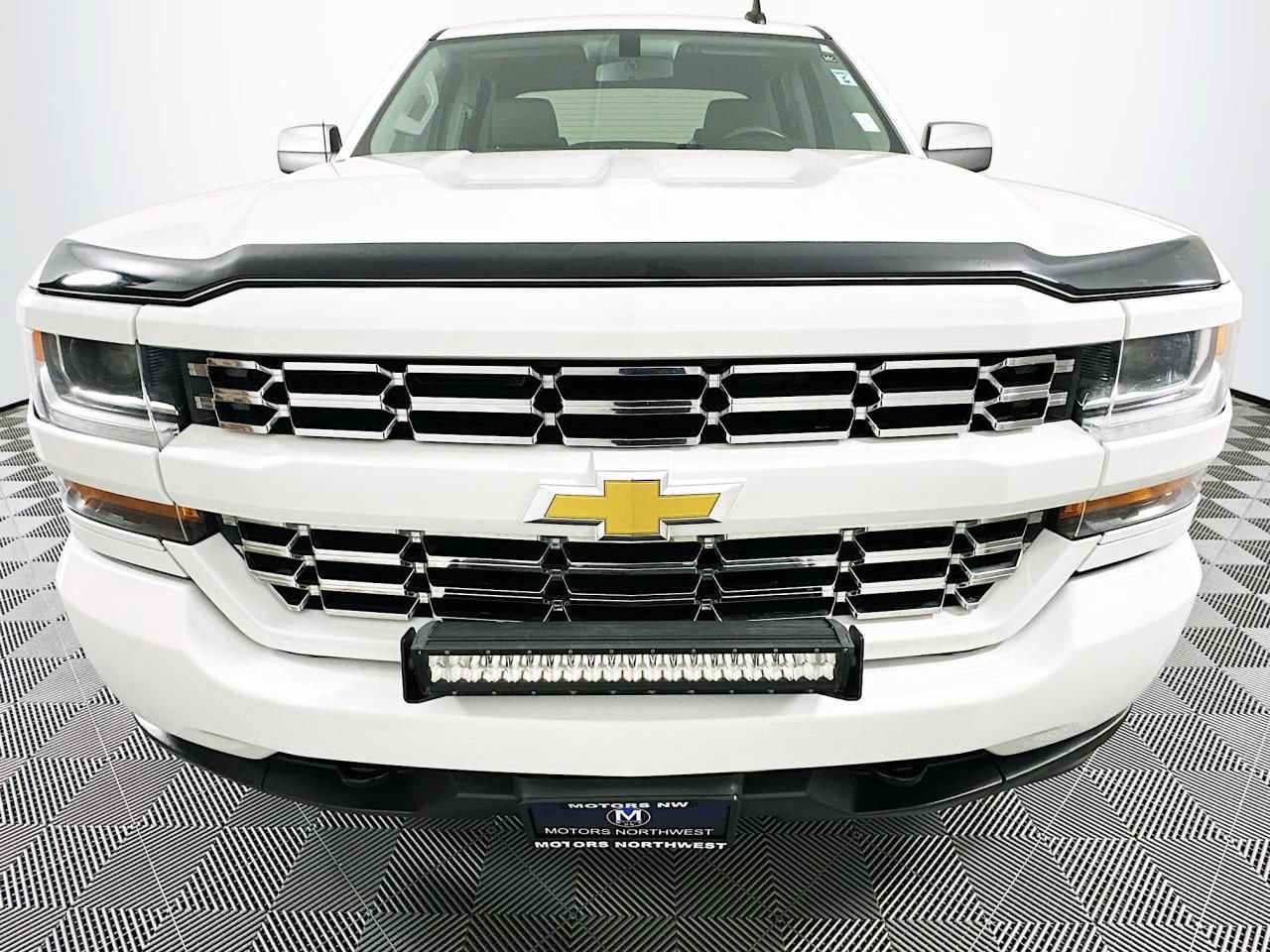 Used 2017 Chevrolet Silverado 1500 Custom w/ Custom Convenience Package AWD/4WD image 2