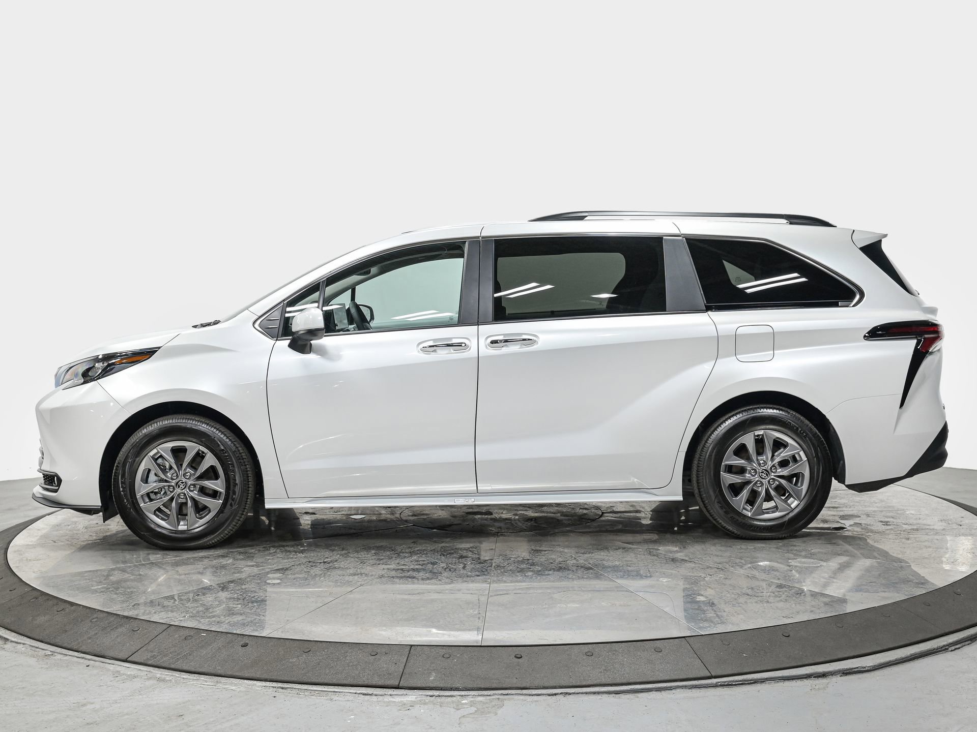 Used 2026 Toyota Sienna XLE image 2