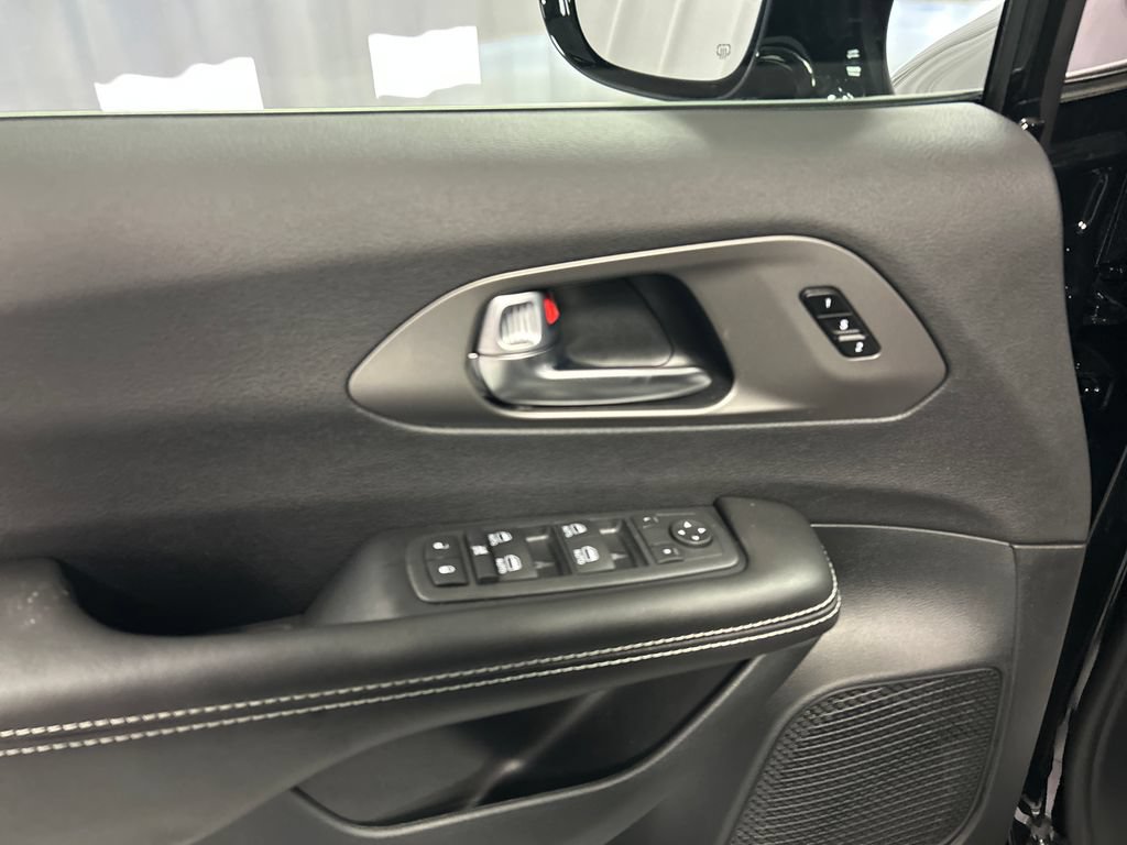 New 2027 Chrysler Pacifica Select w/ Family Tech Group FWD image 12
