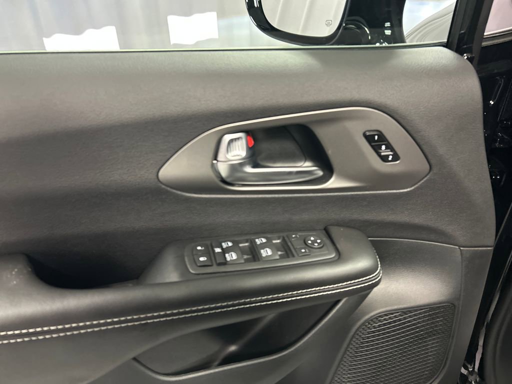 New 2027 Chrysler Pacifica Select FWD image 12