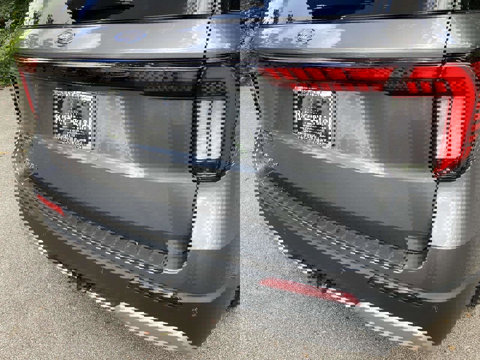 Used 2025 Ford Explorer Platinum image 4