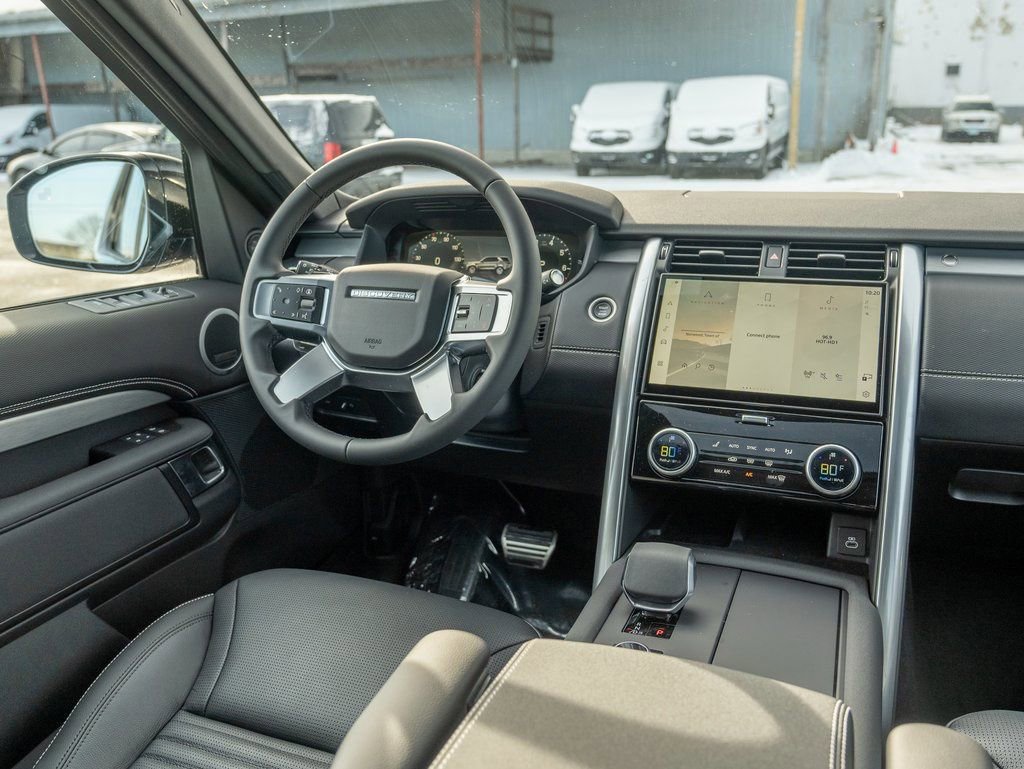New 2025 Land Rover Discovery Dynamic SE image 16