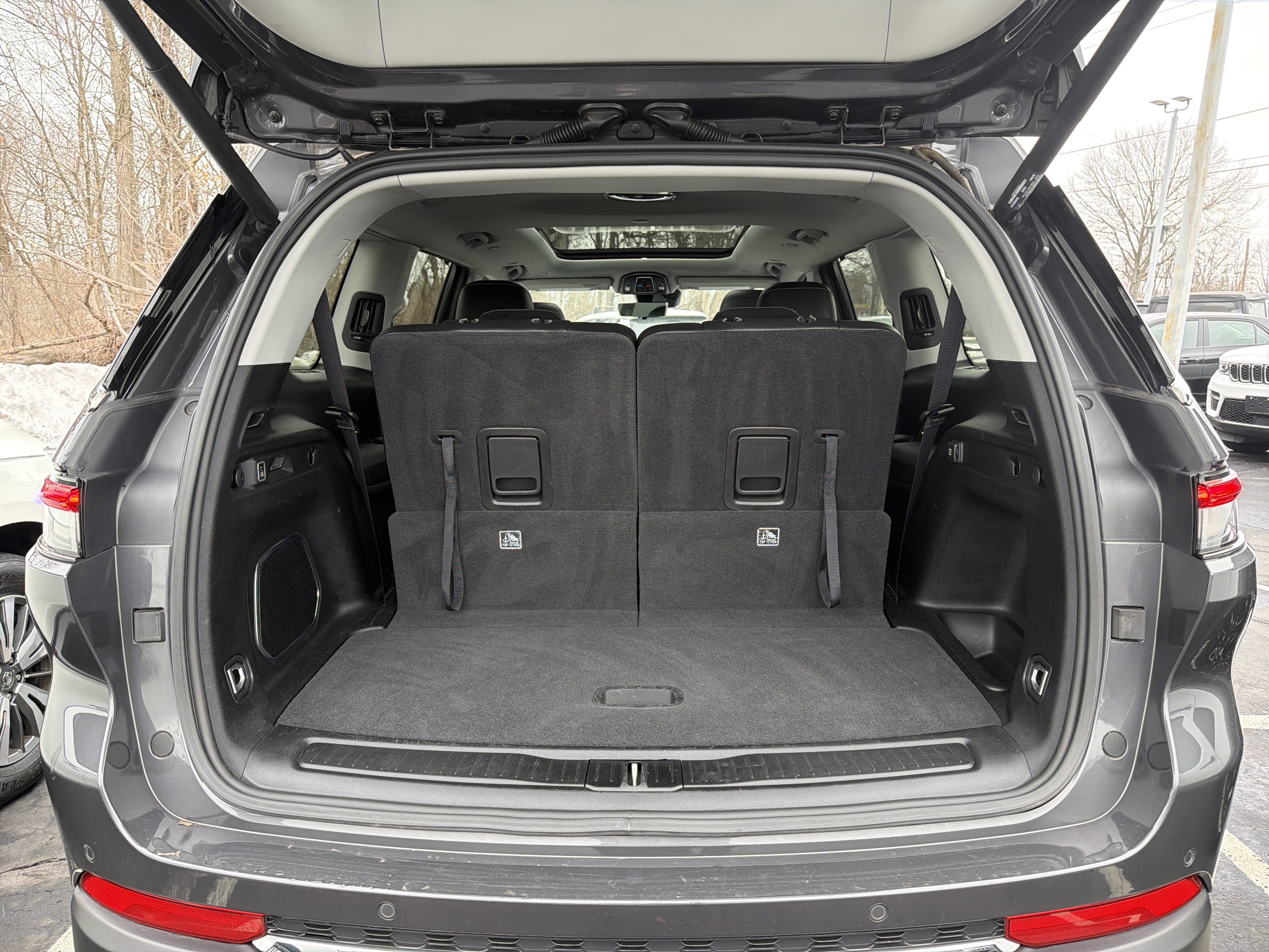 Used 2022 Jeep Grand Cherokee L Limited w/ Luxury Tech Group II AWD/4WD image 8