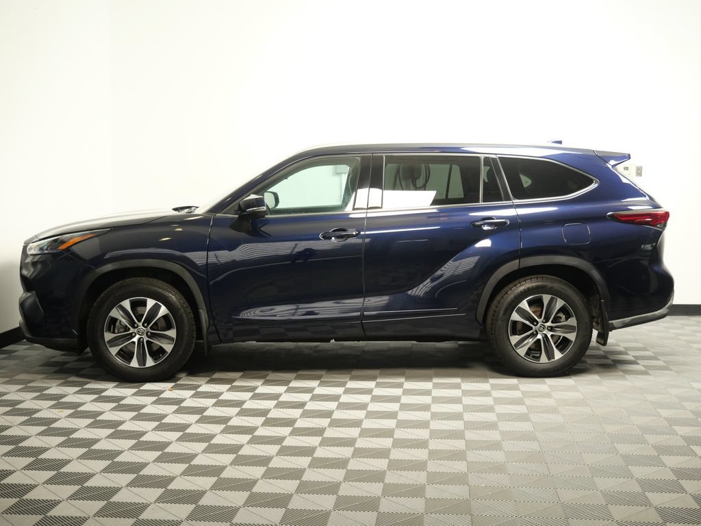 Used 2022 Toyota Highlander XLE AWD/4WD image 5