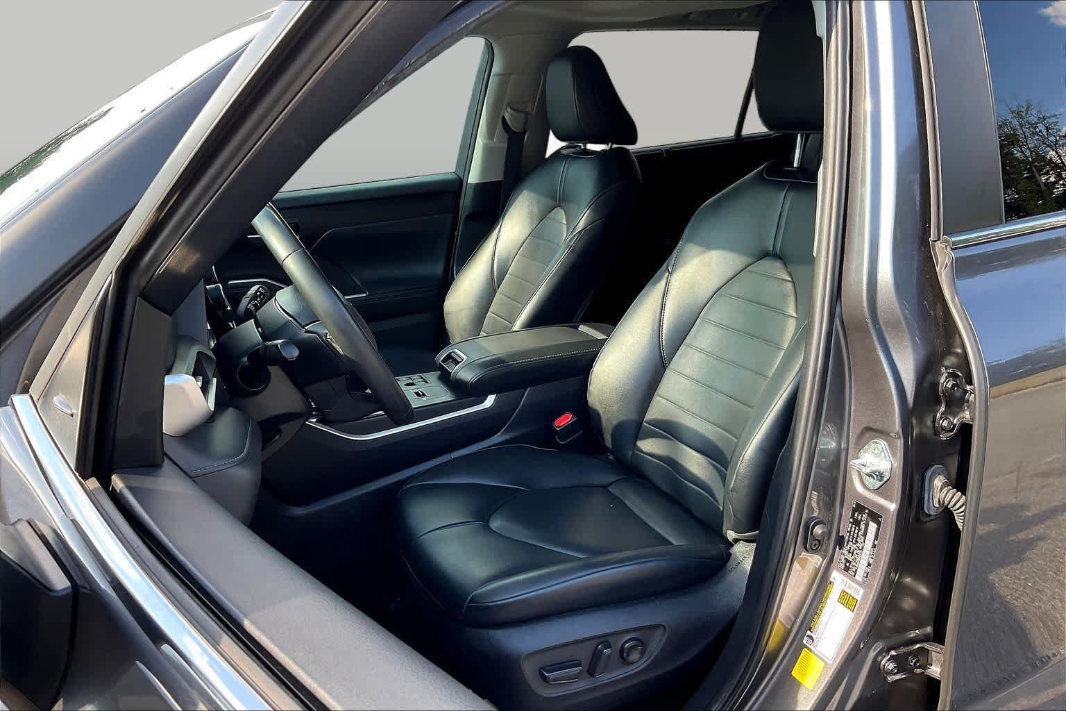 Used 2024 Toyota Highlander XLE FWD image 8