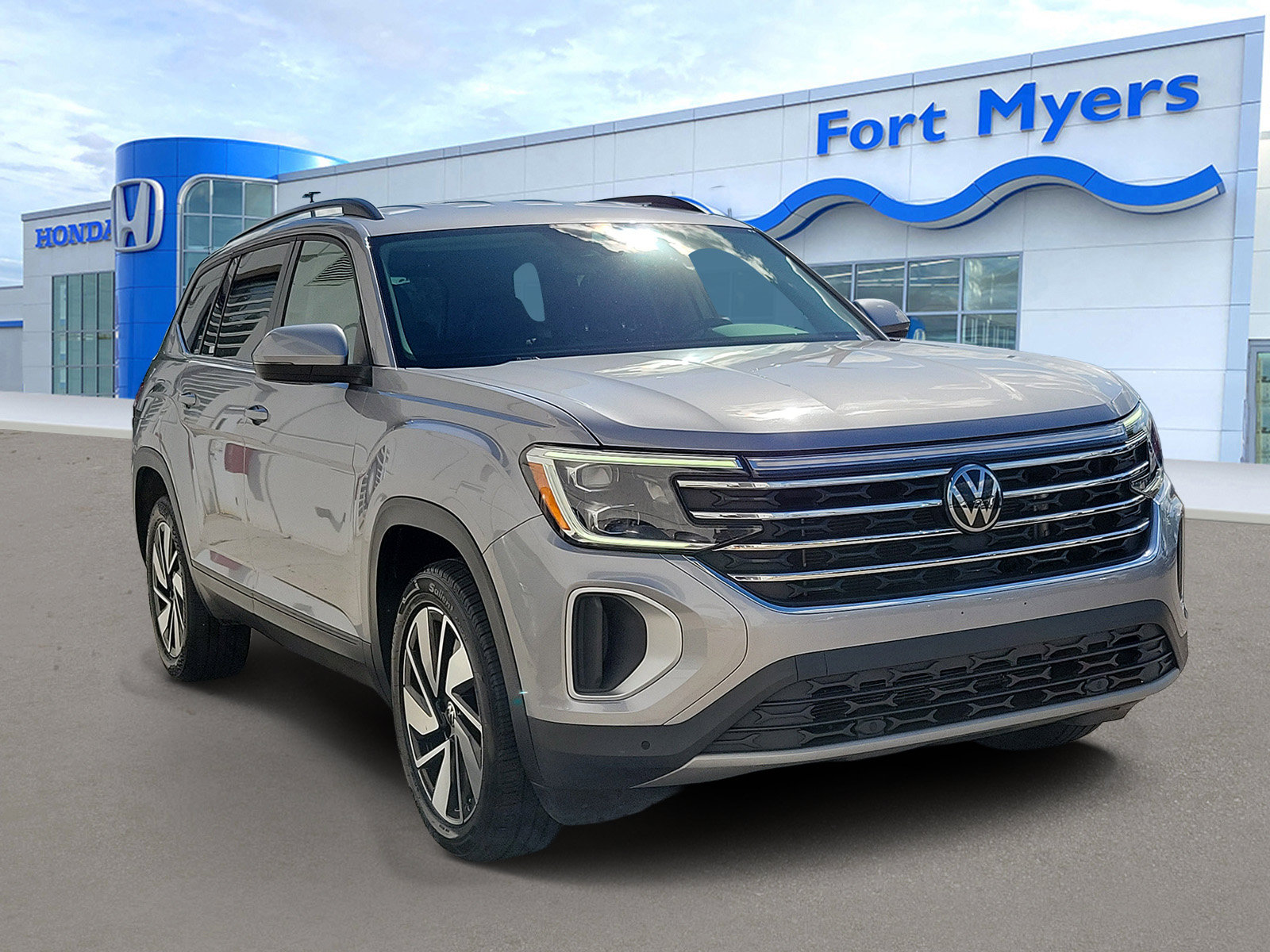 Used 2025 Volkswagen Atlas SE AWD/4WD image 1