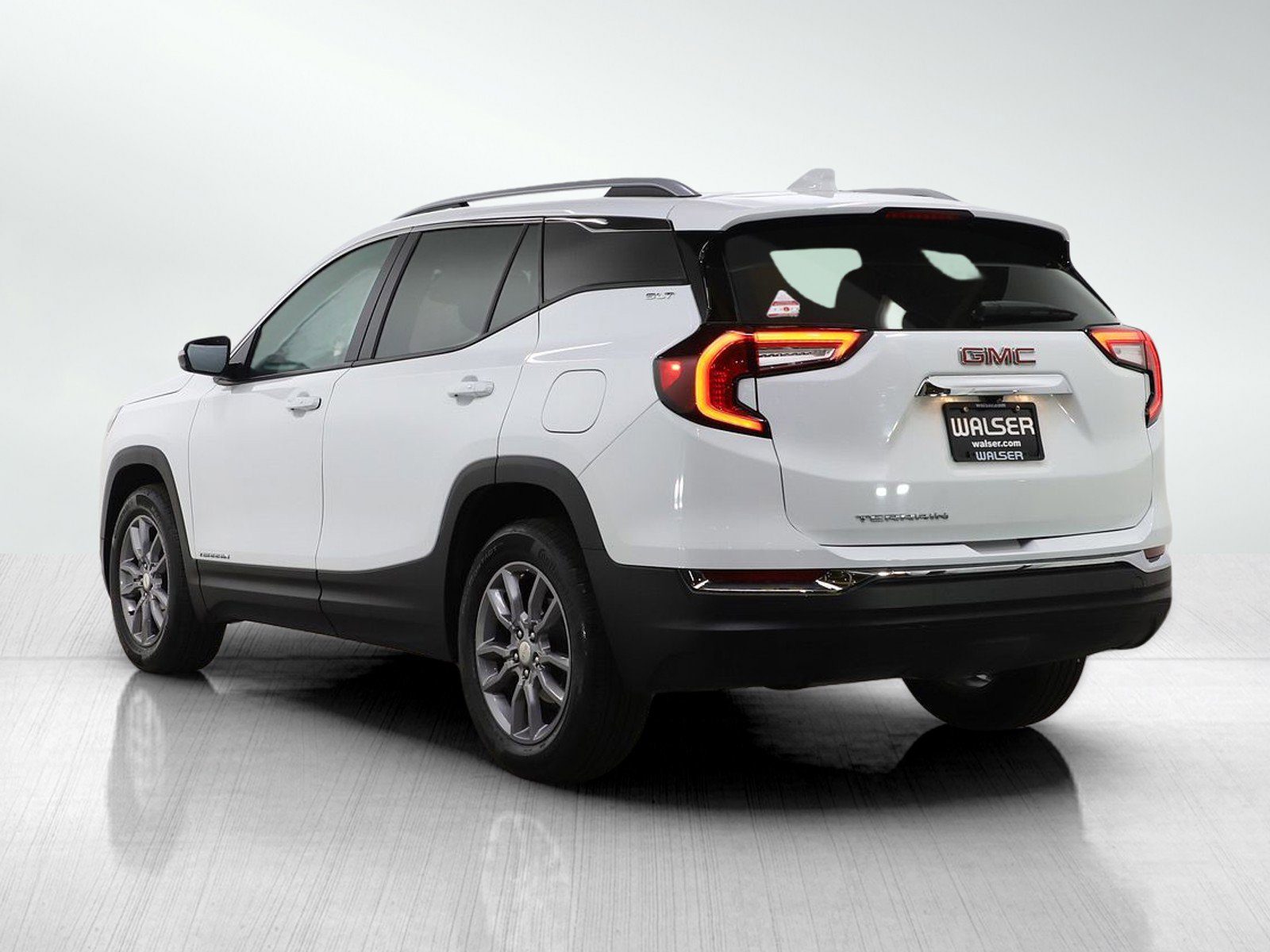 Used 2024 GMC Terrain SLT image 3