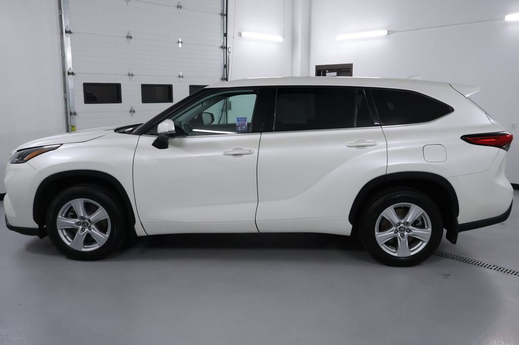Used 2021 Toyota Highlander LE image 4