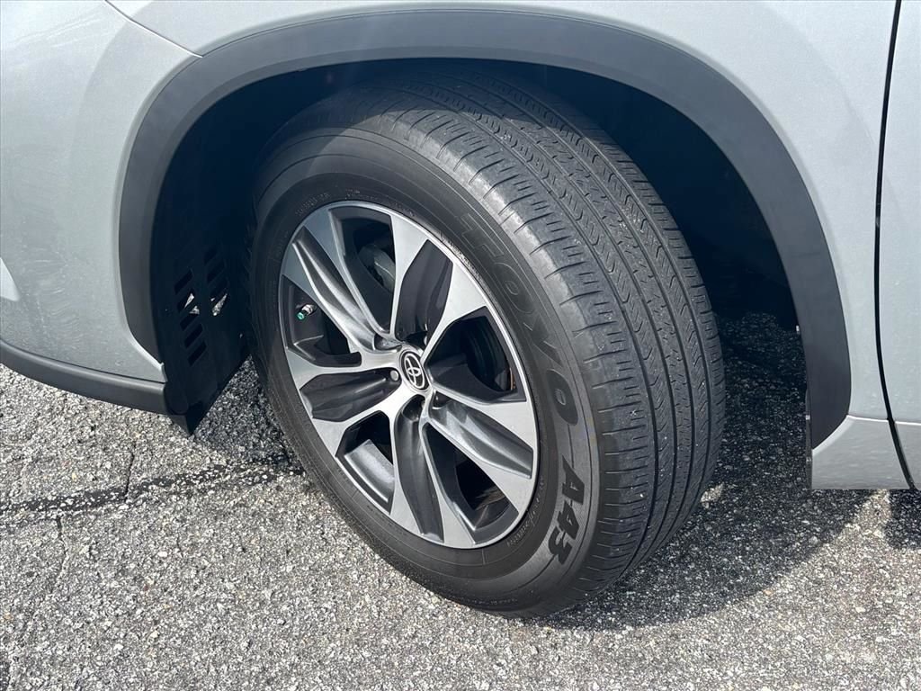 Used 2024 Toyota Highlander XLE FWD image 27