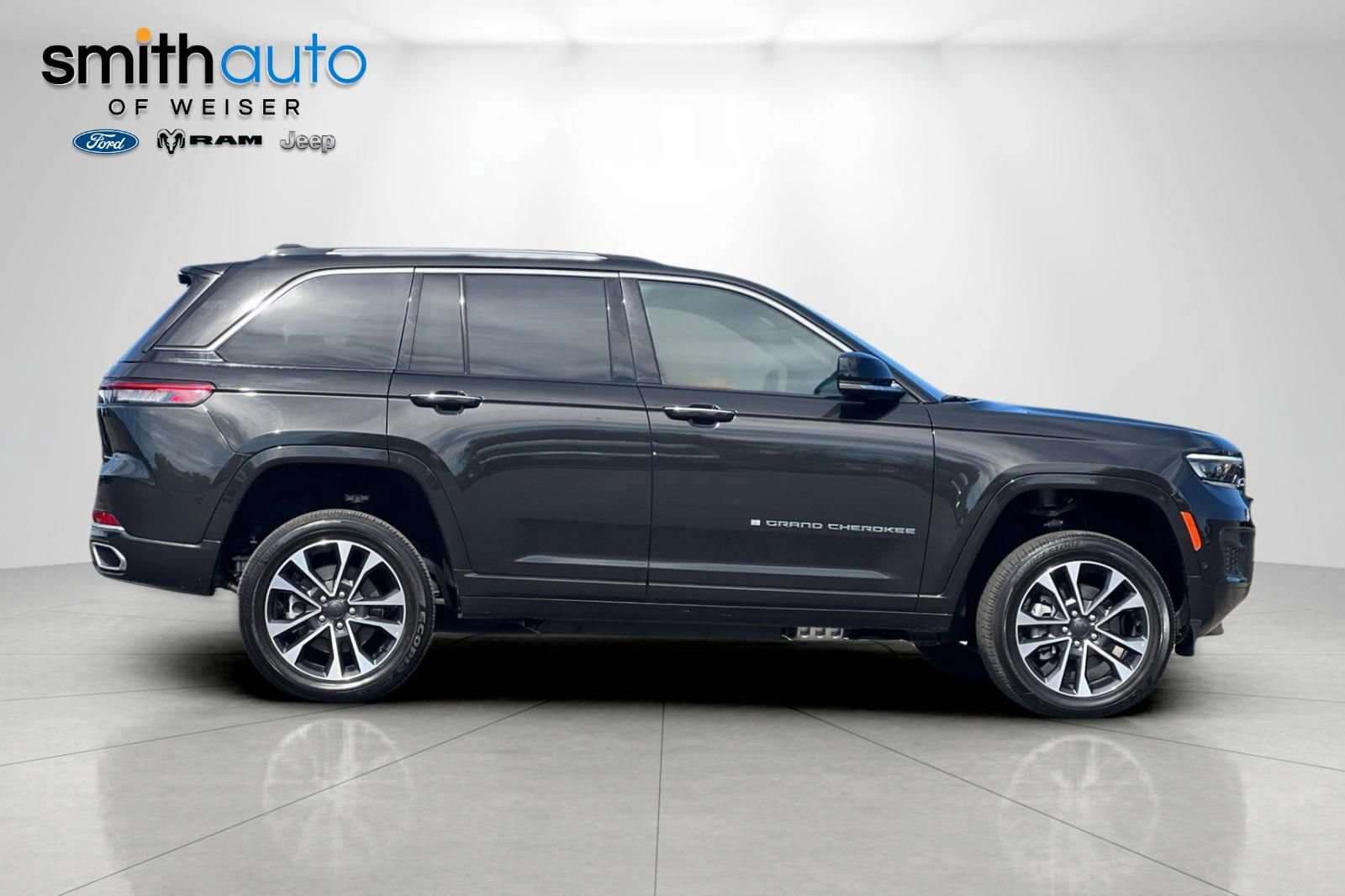 Used 2024 Jeep Grand Cherokee Overland w/ Luxury Tech Group IV AWD/4WD image 3