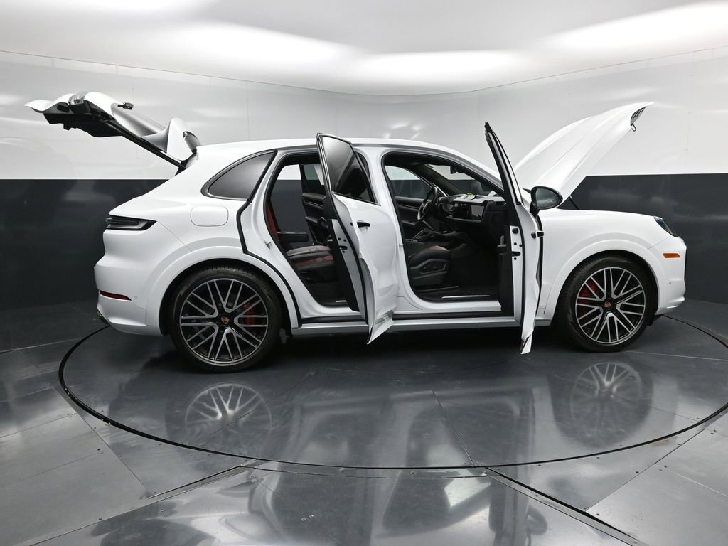 Certified 2025 Porsche Cayenne GTS AWD/4WD image 31