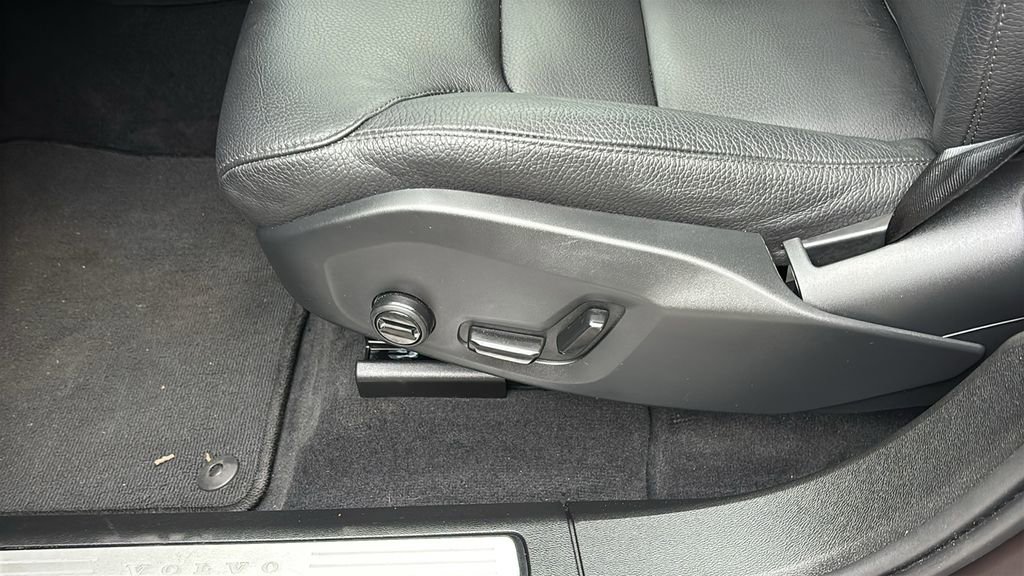 Certified 2025 Volvo XC60 B5 Plus AWD/4WD image 26