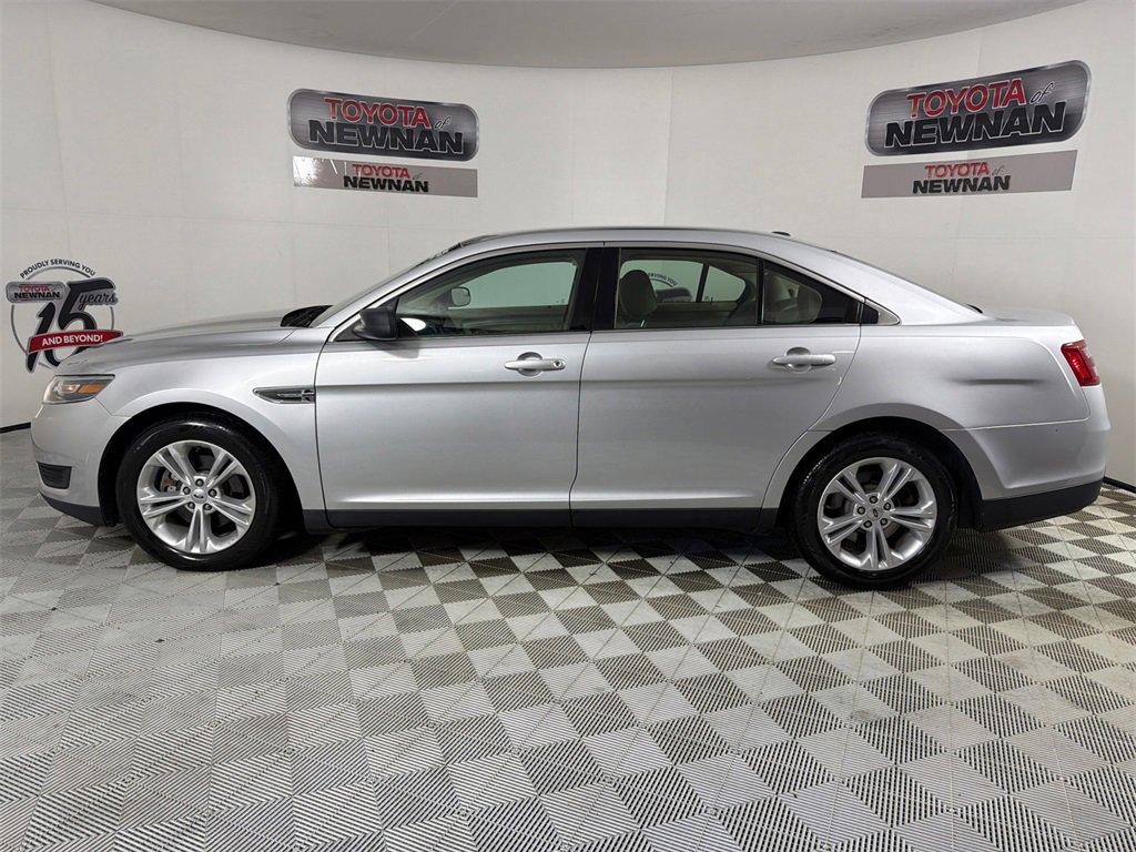 Used 2017 Ford Taurus SE image 6