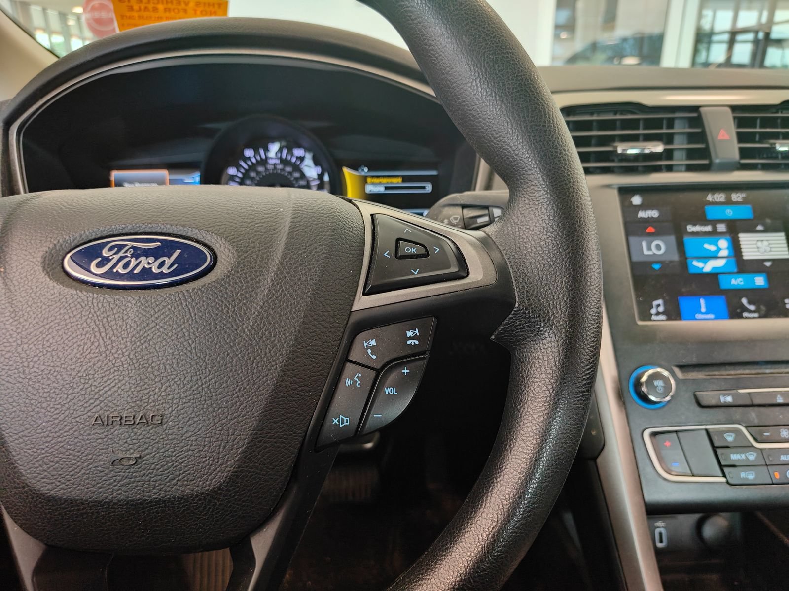 Used 2018 Ford Fusion SE w/ Fusion SE Technology Package FWD image 10