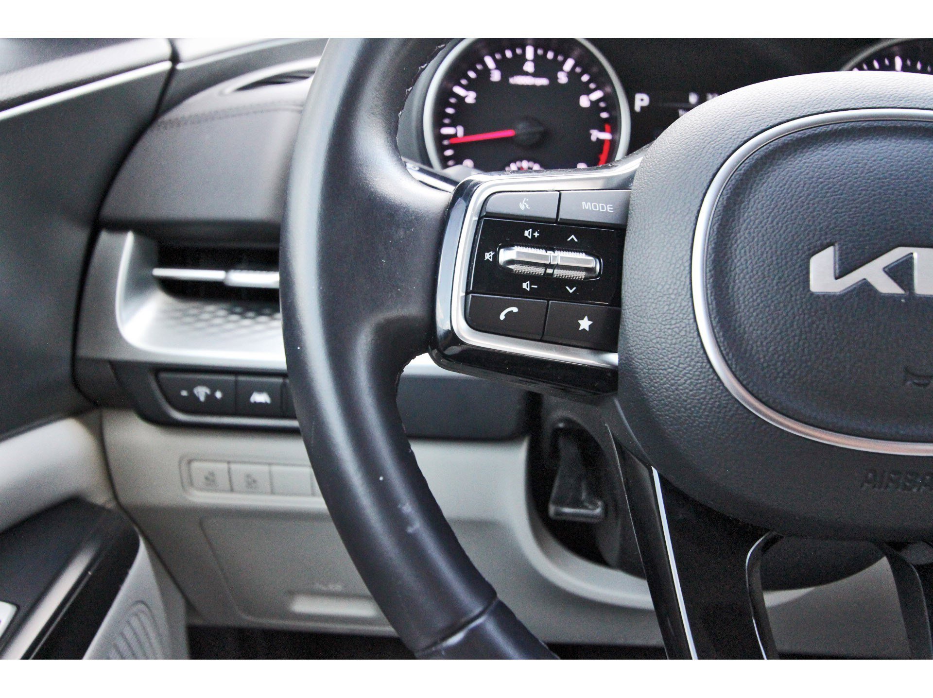 Certified 2024 Kia Carnival LX image 17