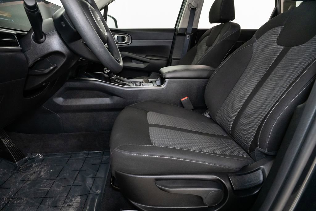 Certified 2025 Kia Sorento LX image 10