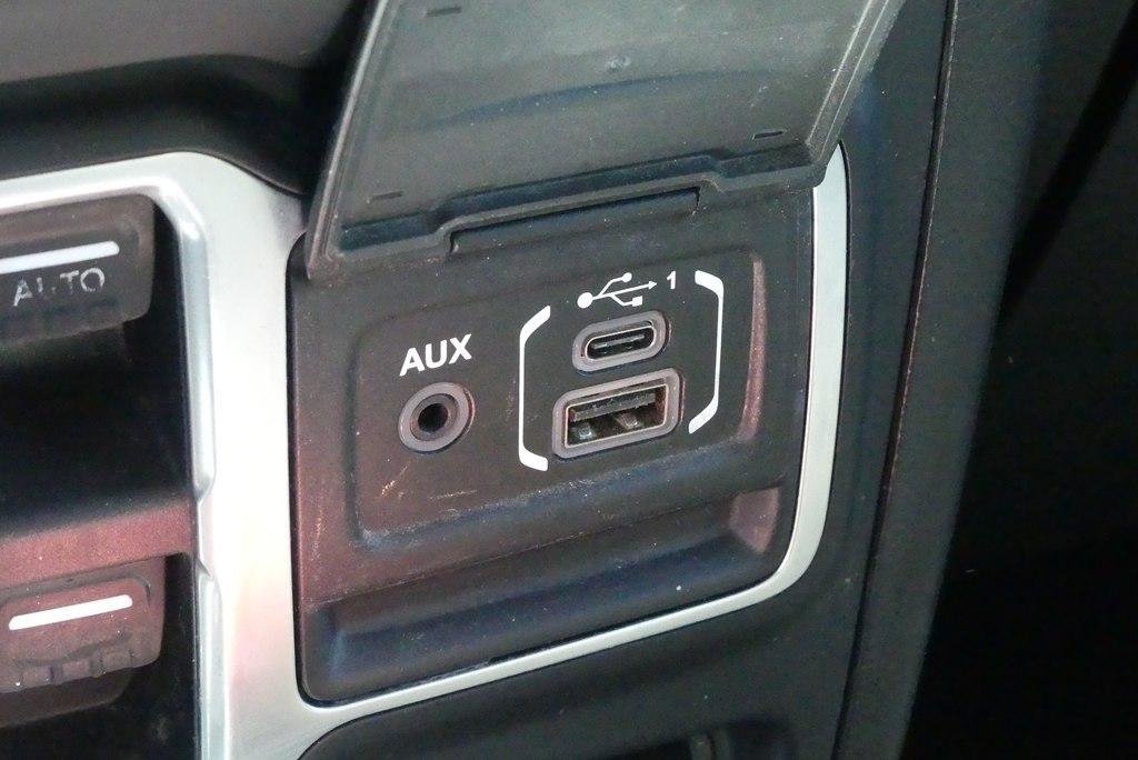 Used 2018 Jeep Wrangler Unlimited Sahara w/ LED Lighting Group AWD/4WD image 23