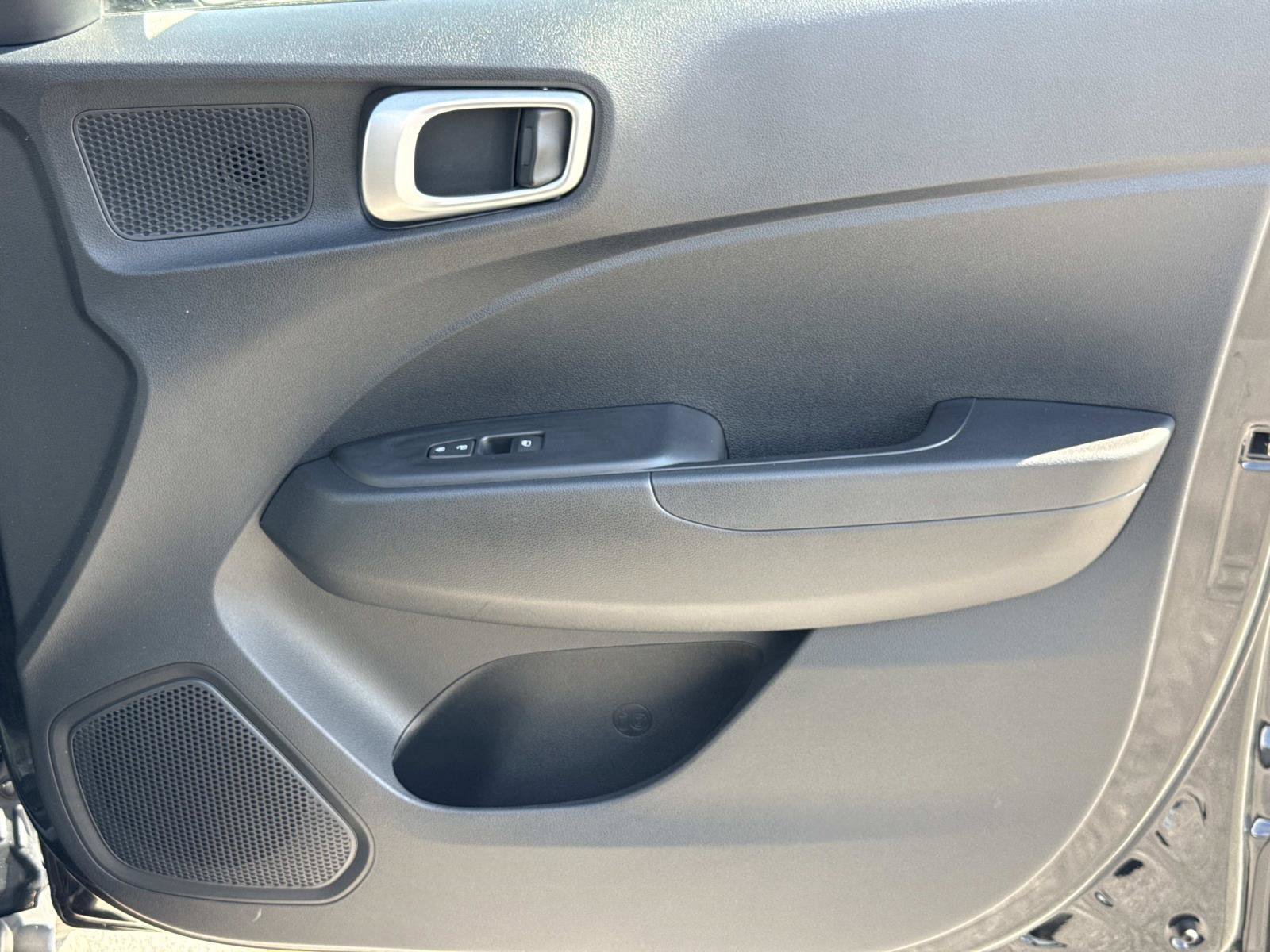Certified 2022 Hyundai Venue SEL FWD image 18