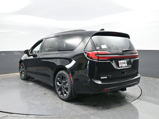 New 2027 Chrysler Pacifica Limited FWD image 8