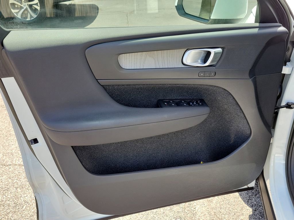 Used 2023 Volvo XC40 B5 Core w/ Convenience Package AWD/4WD image 18