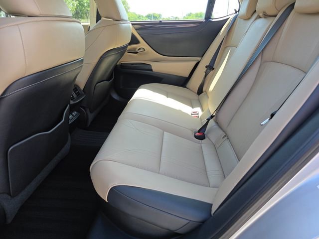 Used 2019 Lexus ES 300h Ultra Luxury w/ Accessory Package 2 FWD image 17